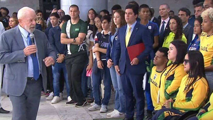 Lula se emociona durante evento com atletas olímpicos no Palácio do Planalto