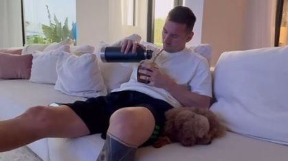 Messi apareceu tomando mate ao lado do cachorro