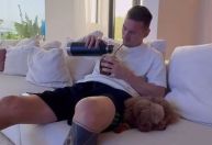 Messi curte férias tomando mate ao lado do cachorro; veja vídeo