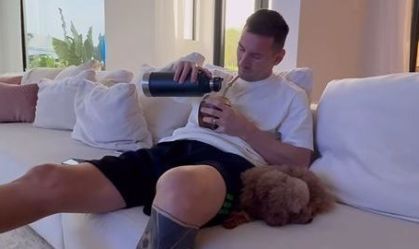 Messi apareceu tomando mate ao lado do cachorro