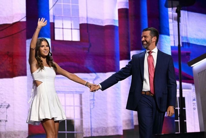 Donald Trump Jr. no palco com sua filha, Kai Madison Trump, na quarta-feira, 17 de julho / Will Lanzoni/CNN