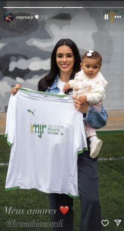Neymar posta foto de Bruna Biancardi com a filha, Mavie, no Instituto Neymar, na Praia Grande / reprodução/Instagram