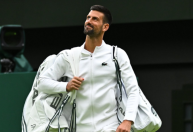Wimbledon: Novak Djokovic avança para a semifinal após lesão de adversário