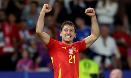 Herói da Eurocopa pela Espanha é recebido com festa em cidade natal; assista