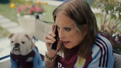 Ozzy com o novo uniforme do Aston Villa, da Inglaterra