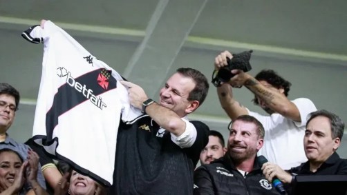 Prefeito do Rio, Eduardo Paes, é vascaíno e esteve na cerimônia em São Januário