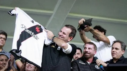 Prefeito do Rio, Eduardo Paes, é vascaíno e esteve na cerimônia em São Januário