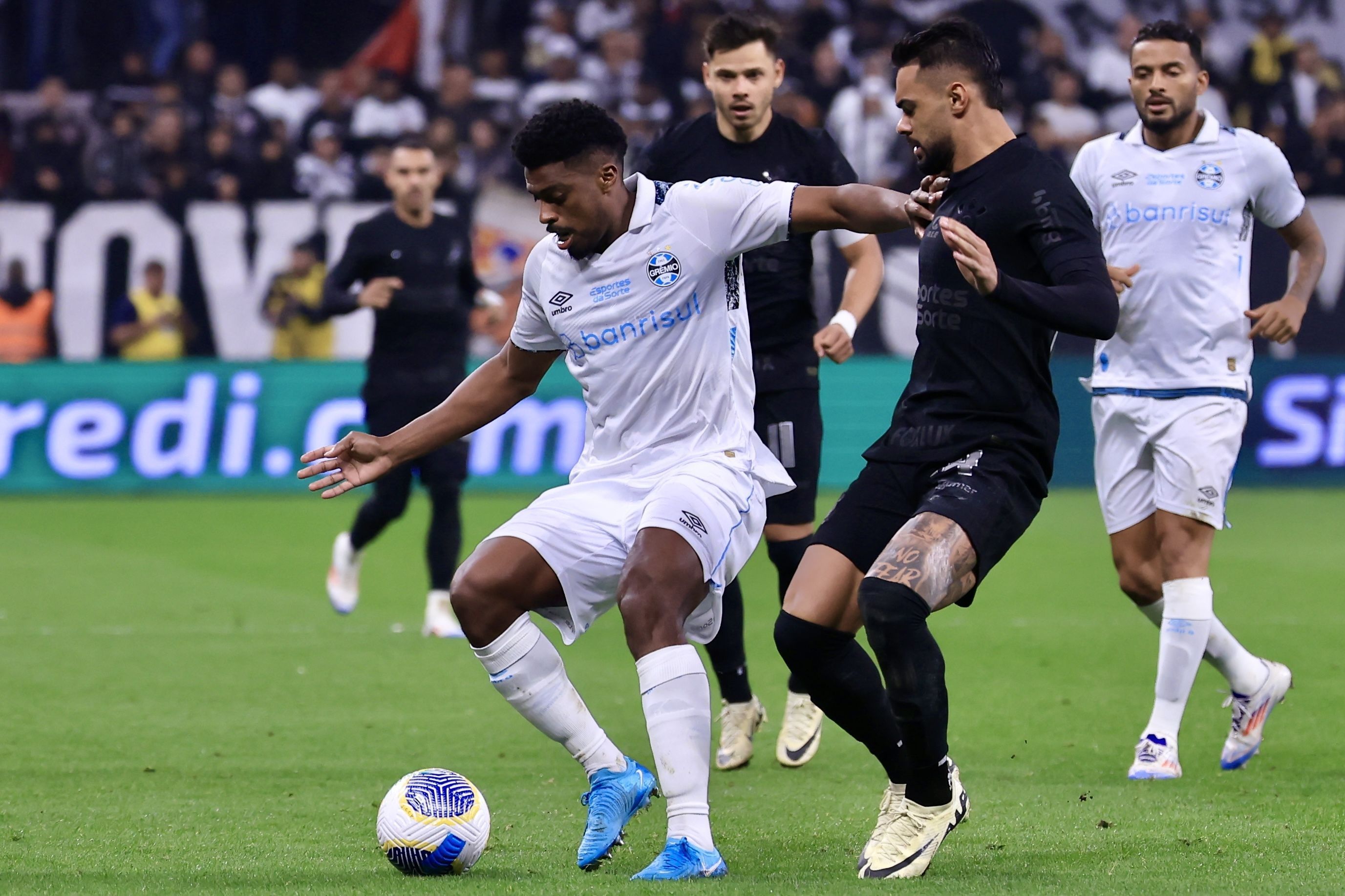 Raniele (dir). foi expulso, e Corinthians e Grêmio empataram por 0 a 0.