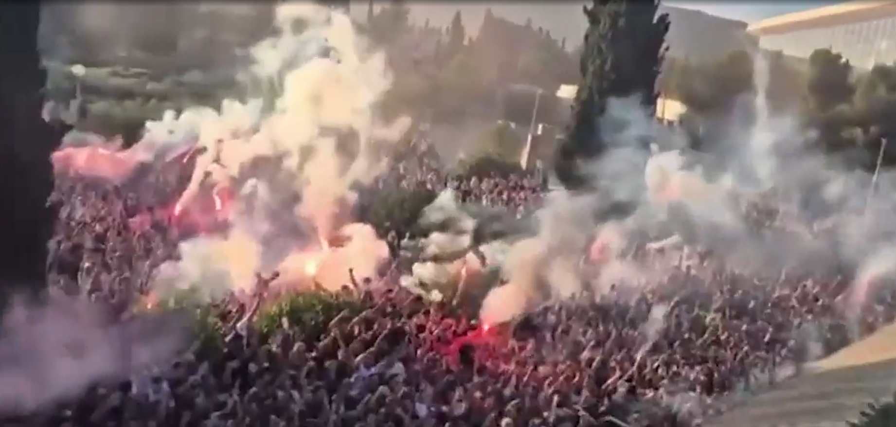 Rakitic é recebido com festa impressionante por torcedores