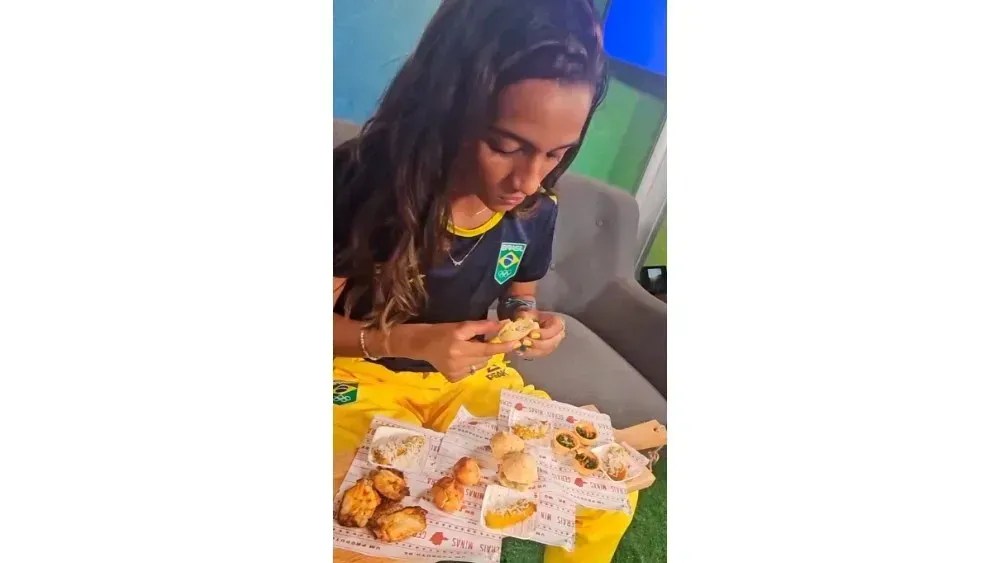 Rayssa Leal experimenta iguarias da gastronomia mineira