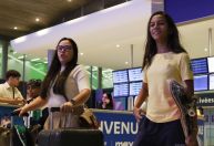 Rayssa Leal desembarca em Paris para disputa da Olimpíada; veja fotos