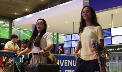 Rayssa Leal desembarca em Paris para disputa da Olimpíada; veja fotos