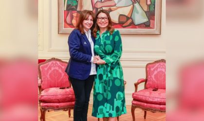 Janja visita Vila Olímpica e se reúne com prefeita de Paris