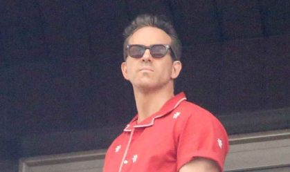 No Brasil, Ryan Reynolds aparece em varanda de hotel no Rio; veja fotos