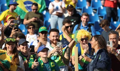 Rayssa Leal é ovacionada com festa de torcedores na Casa Brasil