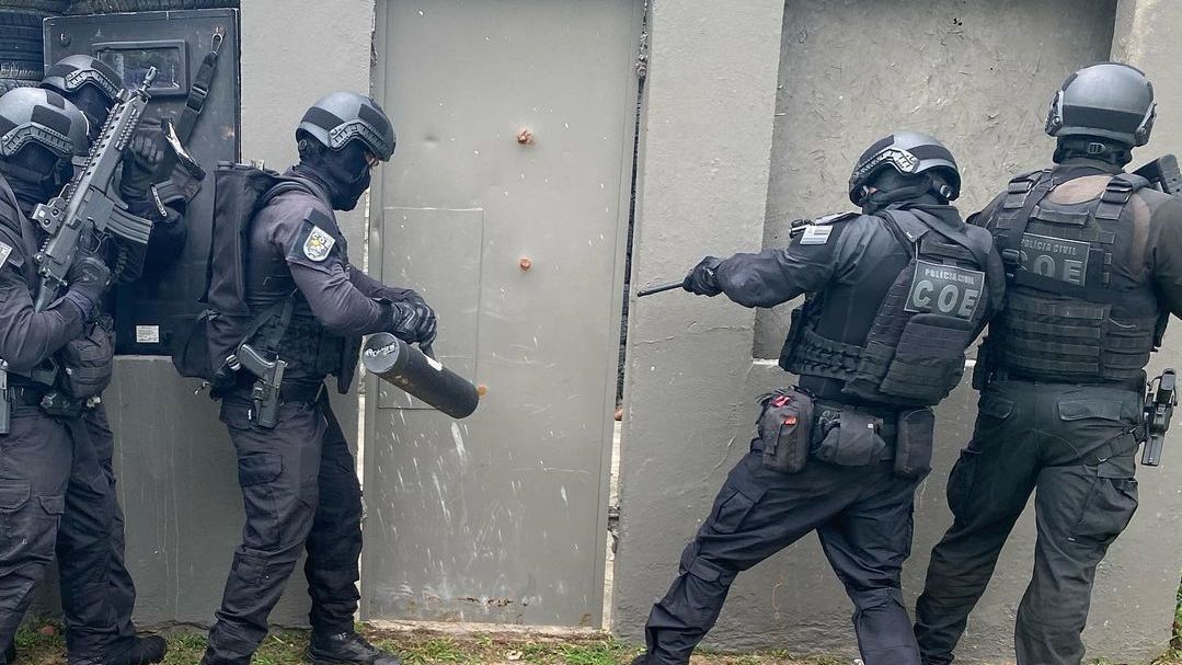 Momento de uma ação do grupo de Operações Especiais da Polícia Civil da Bahia