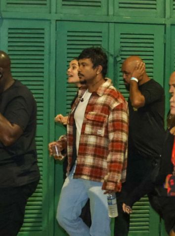 Sophie Charlotte e Xamã são vistos abraçados e trocando carícias no "Arraiá da Pocah", na praça Marechal Âncora, no Rio de Janeiro, no sábado (6) / Anderson Bordê/AgNews