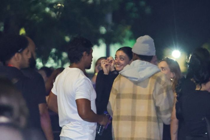 Sophie Charlotte e Xamã são vistos abraçados e trocando carícias no "Arraiá da Pocah", na praça Marechal Âncora, no Rio de Janeiro, no sábado (6) / Anderson Bordê/AgNews