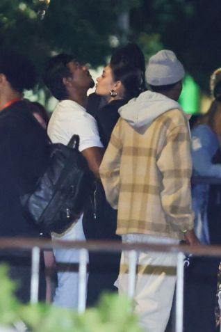 Sophie Charlotte e Xamã são vistos abraçados e trocando carícias no "Arraiá da Pocah", na praça Marechal Âncora, no Rio de Janeiro, no sábado (6) / Anderson Bordê/AgNews
