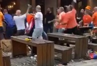 Torcedores de Holanda e Inglaterra protagonizam pancadaria antes de semi da Euro; vídeo