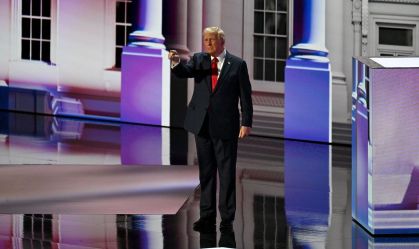 Trump promete "perfurar e fechar fronteiras" em 1º dia de trabalho