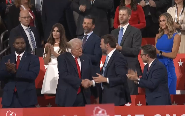 JD Vance e Trump apertam as mãos durante Convenção Nacional Republicana / Reuters