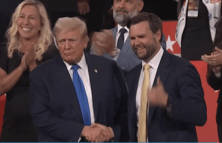 O companheiro de chapa de Trump, JD Vance, também marcou presença na convenção na noite desta terça-feira (16). / Reuters