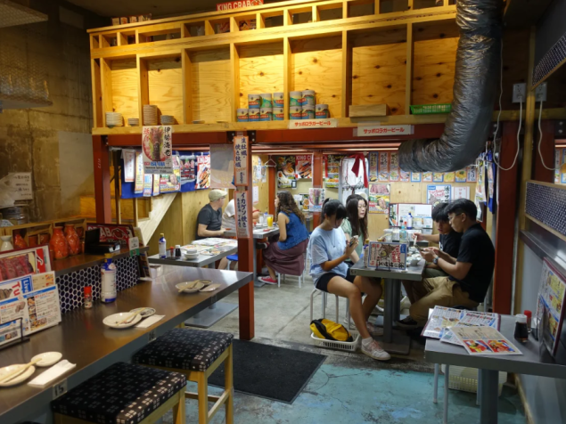 Tsukiji Uoba O Little Tsukiji Jogai em Tóquio vende ramen coberto com lagosta para turistas ricos / Rinka Tonsho/CNN
