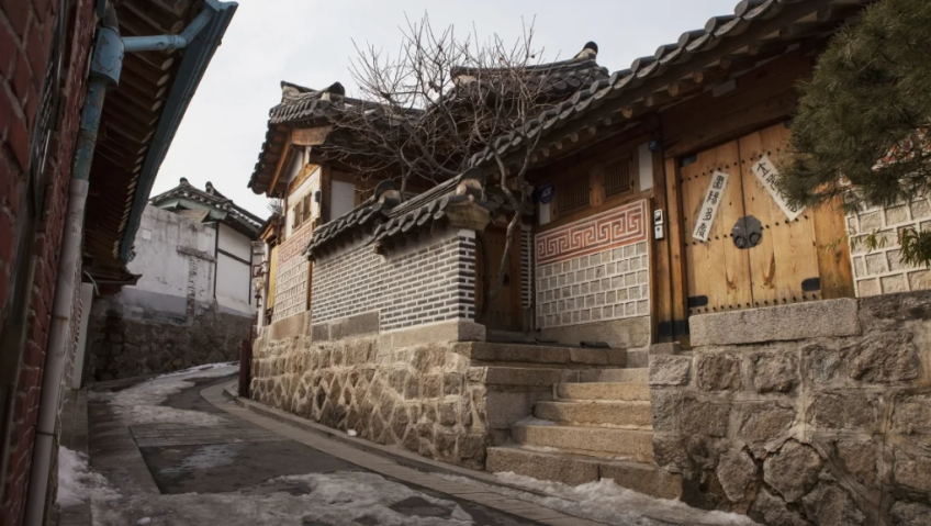 Uma rua na histórica vila de Bukchon, em Seul / William Tang/Design Pics Editorial/Universal Images Group/Getty Images