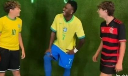 Vídeo: Vini Jr faz surpresa para fãs em museu de estátuas de cera