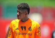"Pouco me importa", diz zagueiro do Inter após demissão de técnico de rival