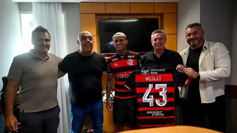 Wesley, ao centro, com dirigentes do Flamengo e empresários ao renovar contrato com o rubro-negro