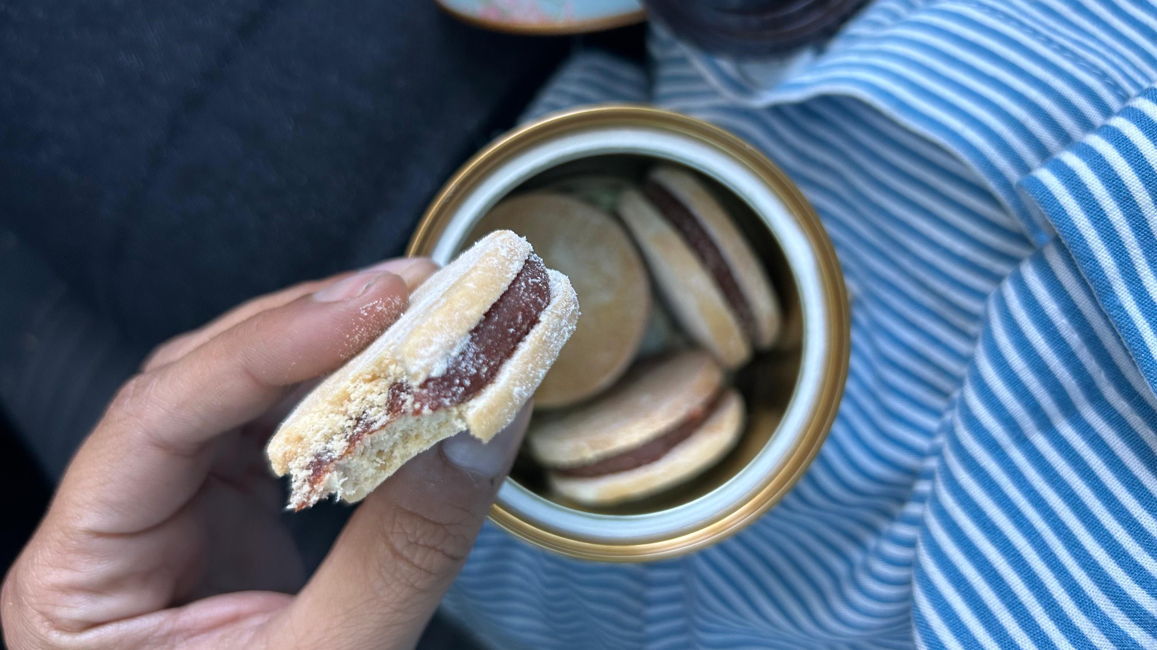 Biscoitos recebidos pela médica presentada por um "admirador" / Reprodução
