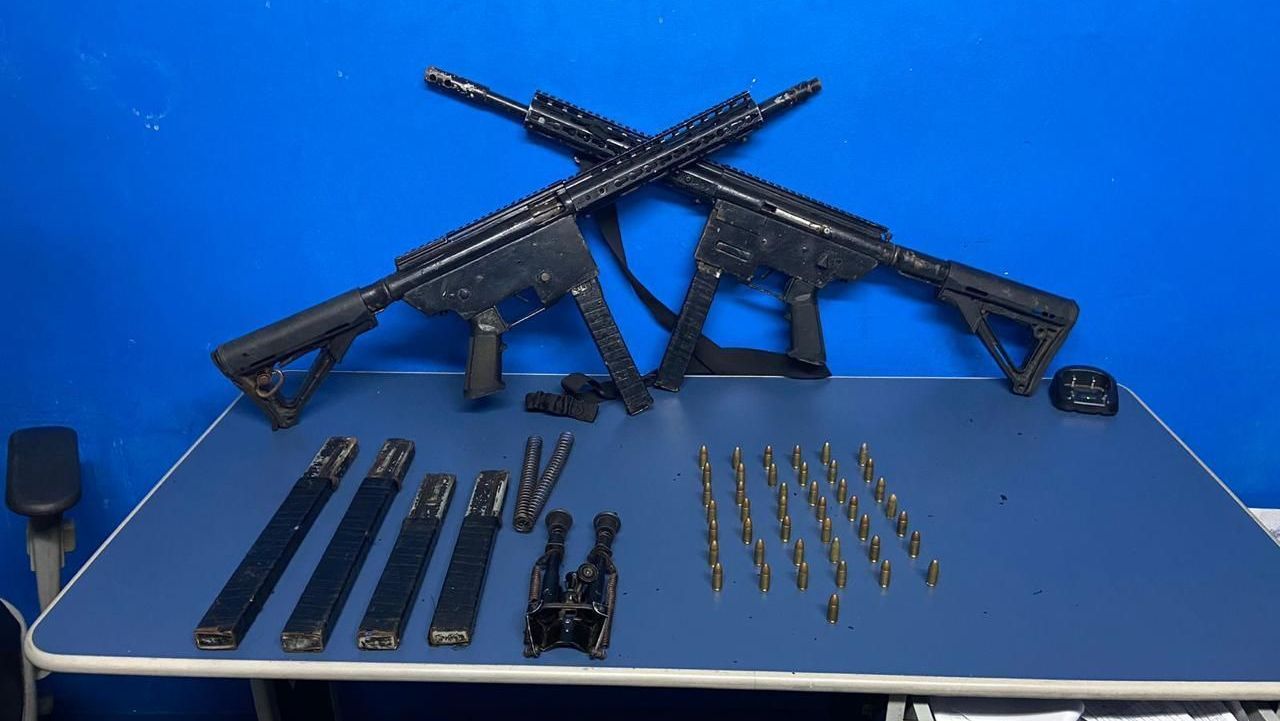 Dois fuzis, dois carregadores alongados, quatro carregadores curtos, além de 43 munições, apreendidos pela PM em Rodoviária do Rio de Janeiro