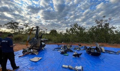Helicóptero que caiu em Água Fria de Goiás é retirado de lagoa