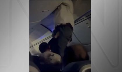 Vídeo: homem sai de bagageiro de mão após turbulência em voo da Air Europa