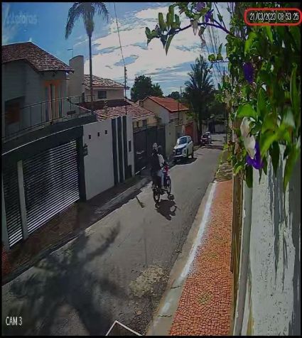 Imagem da câmera de segurança de uma via pública mostra o momento em que dois motociclistas realizam as supostas entregas / Divulgação/Polícia Civil de Goiás