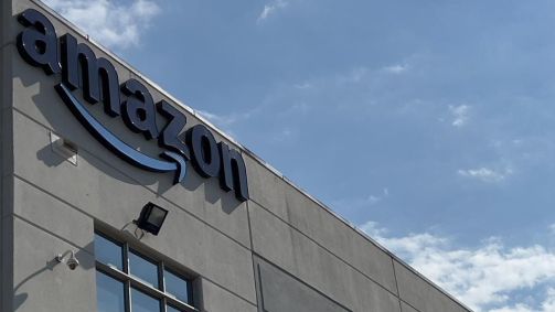Logo da Amazon no centro de distribuição de Cajamar