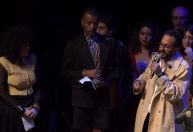 Ator denuncia racismo após ser revistado no palco durante premiação em SP