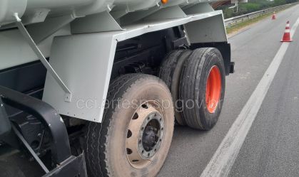 Roda de caminhão se solta e atinge ciclistas na rodovia Ayrton Senna, em SP