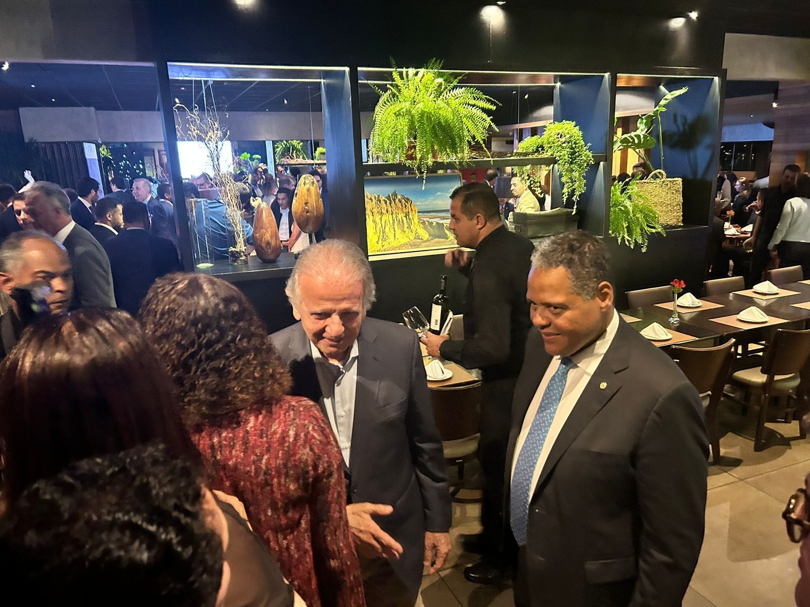 Ministro da Defesa, José Múcio Monteiro, cumprimenta Antônio Brito durante festa organizada pelo líder do PSD, em Brasília