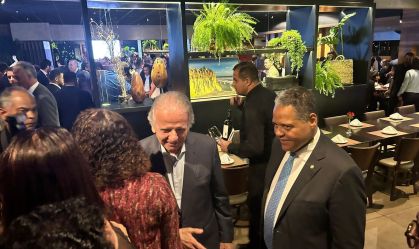 Ministro da Defesa, José Múcio Monteiro, cumprimenta Antônio Brito durante festa organizada pelo líder do PSD, em Brasília