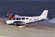 Avião com presidente da OAB do ES faz pouso forçado em praia de Maricá (RJ)