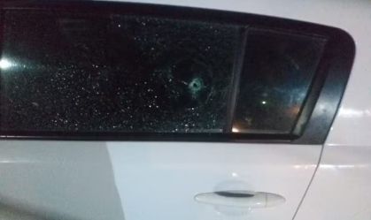 Veículos atingidos por balas próximos ao local onde uma reunião da pré-candidata a prefeitura de Araruama, no Rio de Janeiro, e vereadora na cidade, Penha Bernardes (PL), acontecia