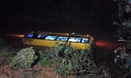 Ônibus escolar com crianças cai em rio e deixa feridos em Santa Catarina; veja vídeo