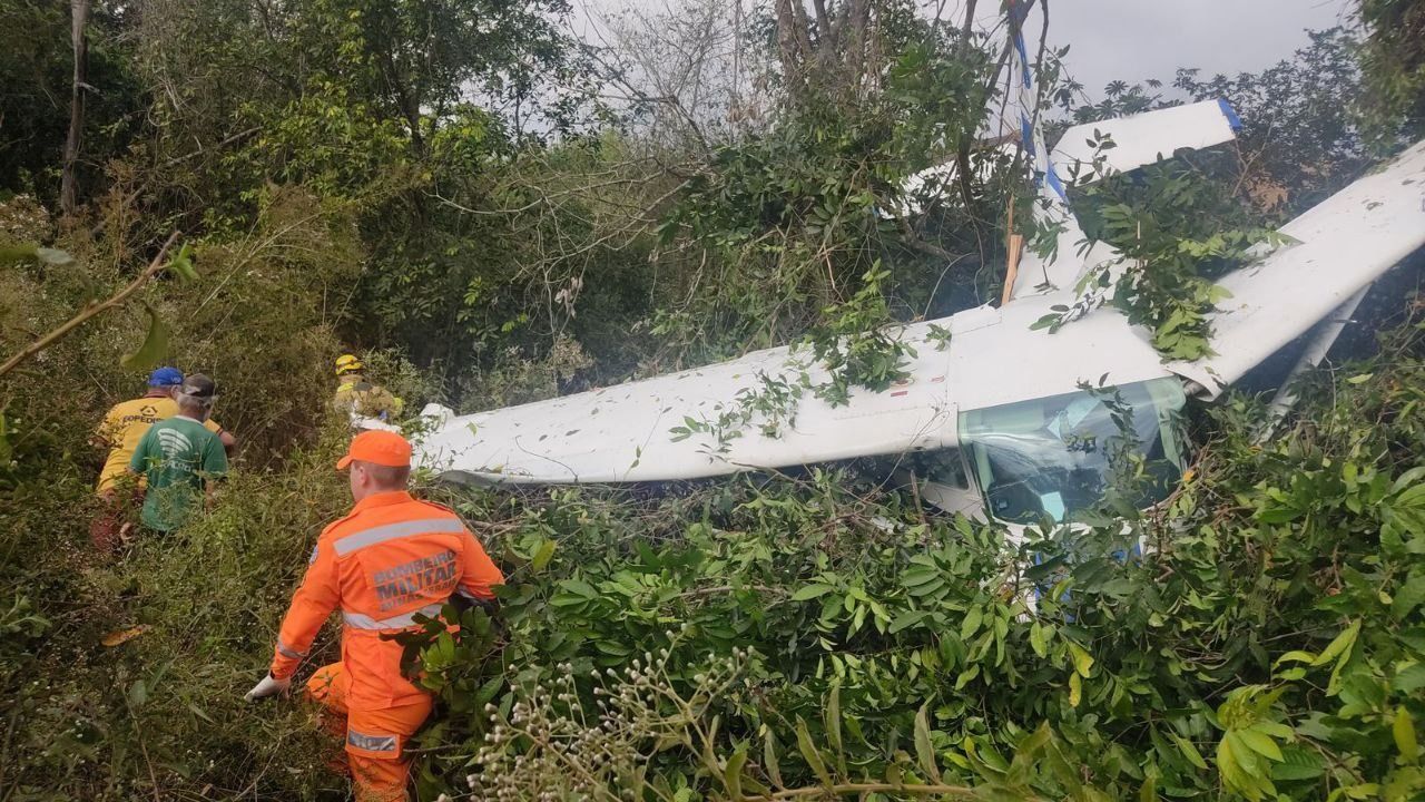 Imagem de destaque do post: Avião de pequeno porte cai e deixa feridos na Zona da Mata Mineira