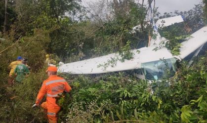 Avião de pequeno porte cai e deixa feridos na Zona da Mata Mineira