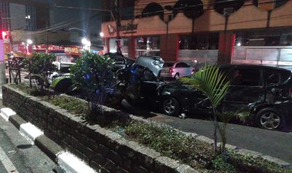 Mulher perde controle de Audi e colide com cinco veículos em Osasco