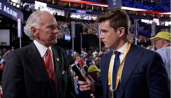 O governador da Carolina do Sul, Henry McMaster, fala com Phil Mattingly, da CNN, do piso da convenção na segunda-feira, 15 de julho.
