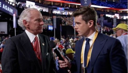 O governador da Carolina do Sul, Henry McMaster, fala com Phil Mattingly, da CNN, do piso da convenção na segunda-feira, 15 de julho.